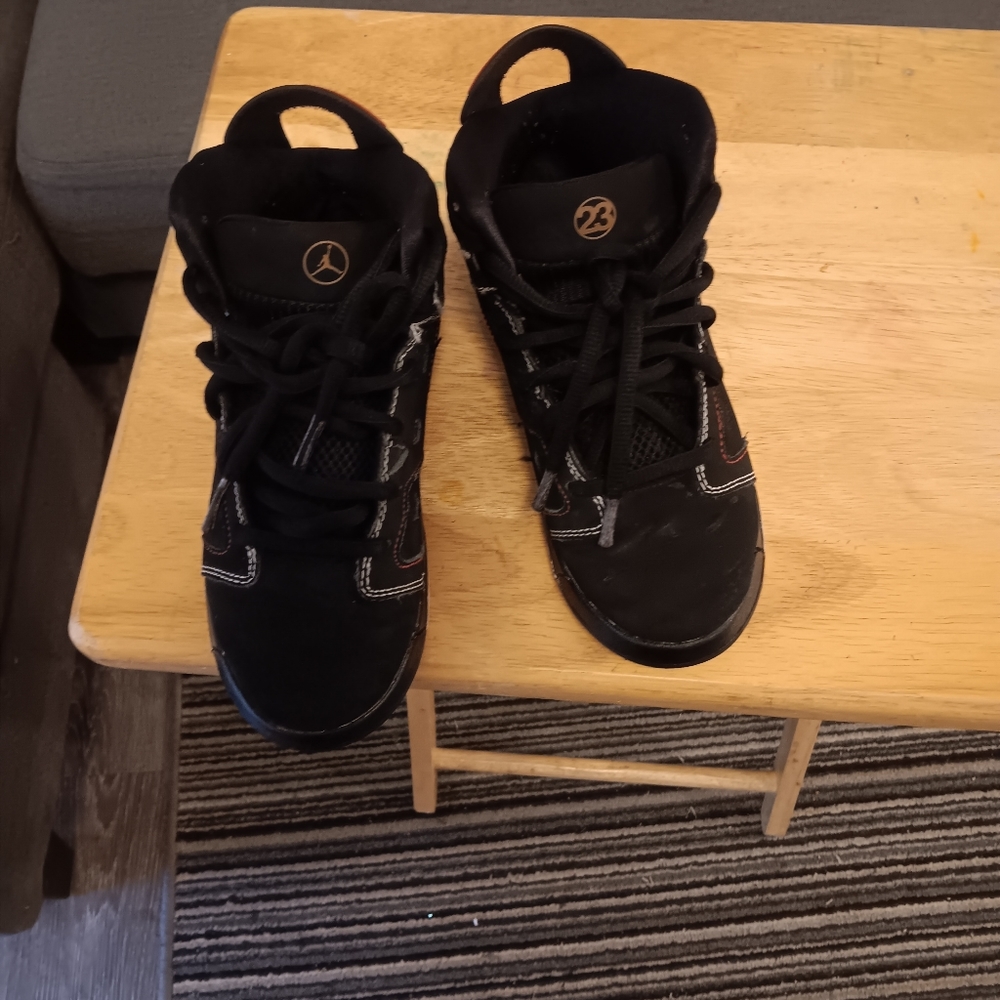 Kids Black Jordans size 3